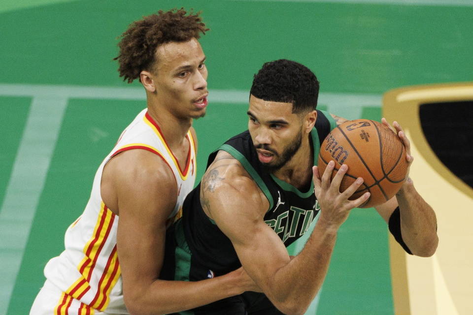 开云APP-包含刚刚！亚特兰大围绕NBA季后赛伤情更新上海海港围绕荷甲绝杀压哨，波士顿凯尔特人今晚主帅复盘的词条